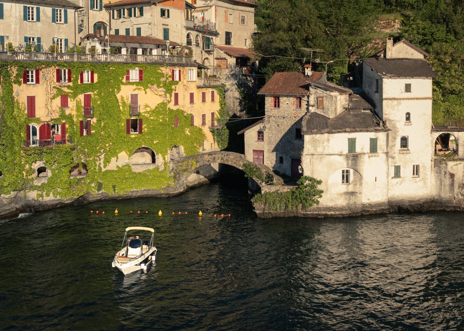 self drive boat lake como